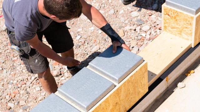 Un operario instalando los bloques de Gablok