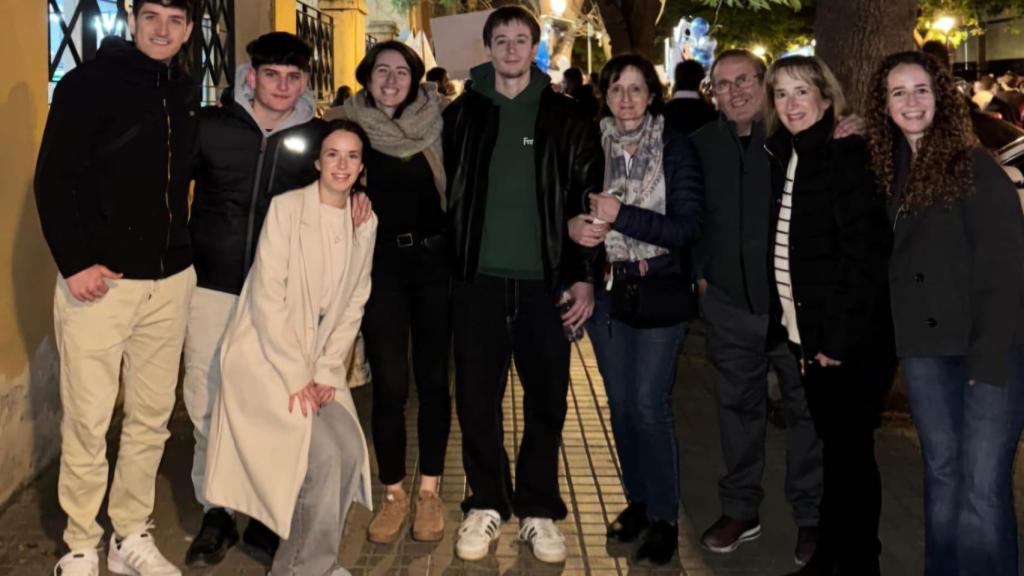 Víctor Martínez, en el centro, junto a familiares y amigos celebrando su calificación del QIR