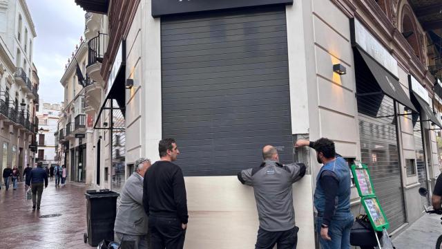 La entrada de la joyería Abrines, momentos después del robo.