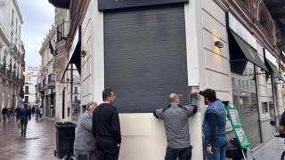 La entrada de la joyería Abrines, momentos después del robo.