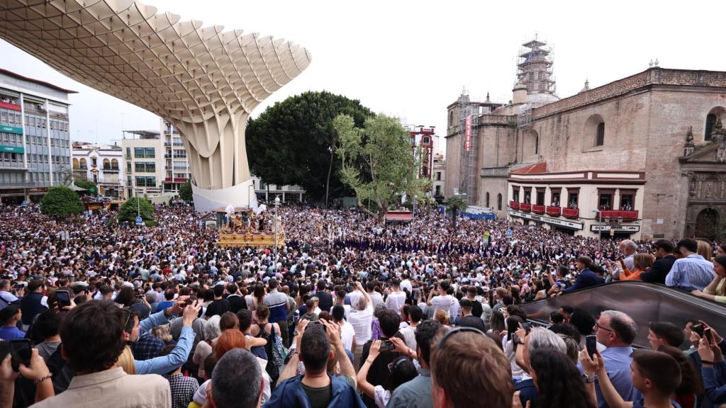 La Hermandad de San Benito, a su paso por la Encarnación el Martes Santo de 2024.
