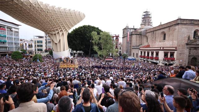 La Hermandad de San Benito, a su paso por la Encarnación el Martes Santo de 2024.