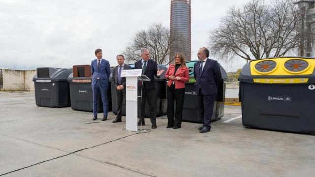 El alcalde de Sevilla, José Luis Sanz, en la presentación de los nuevos contenedores de basura.