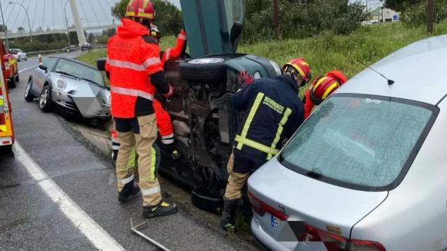 Bomberos de Toledo intervienen en el accidente múltiple de la TO-23