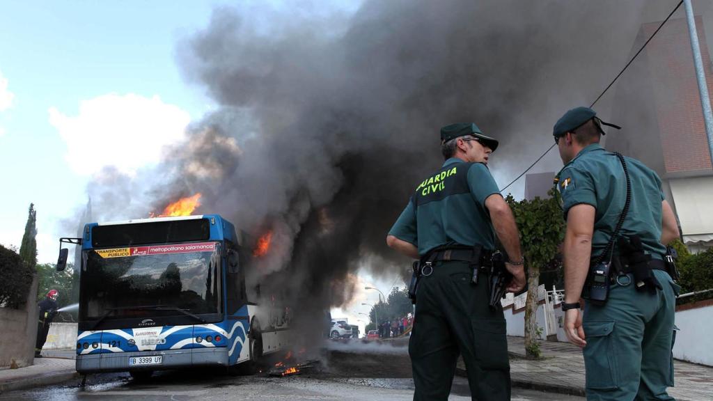 Un autobus metropolitano se incendia en una localidad salmantina