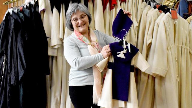 Inés Tostón posa con una pequeña túnica de la Cofradía de Jesús del Vía Crucis