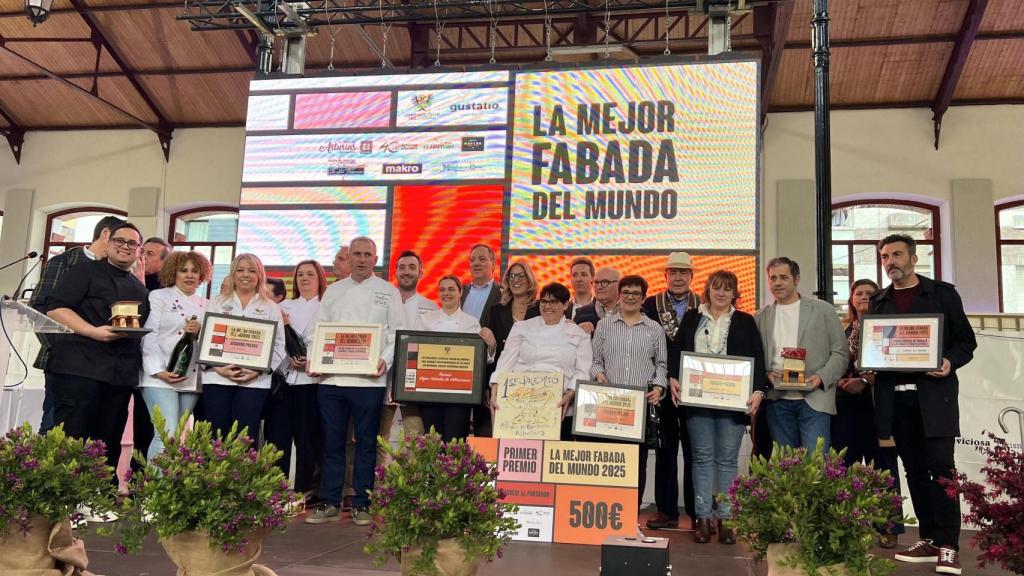 Foto de familia de premiados, autoridades y patrocinadores.