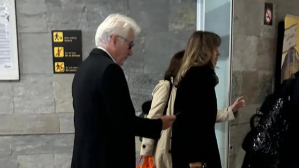 Richard Gere y su mujer, Alejandra Silva, en las instalaciones de Inditex, en Arteixo (A Coruña).