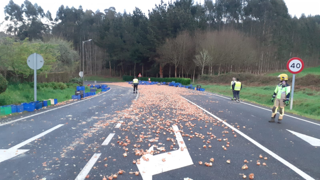 Un camión pierde su carga llenando la vía de cebollas en Coirós (A Coruña)
