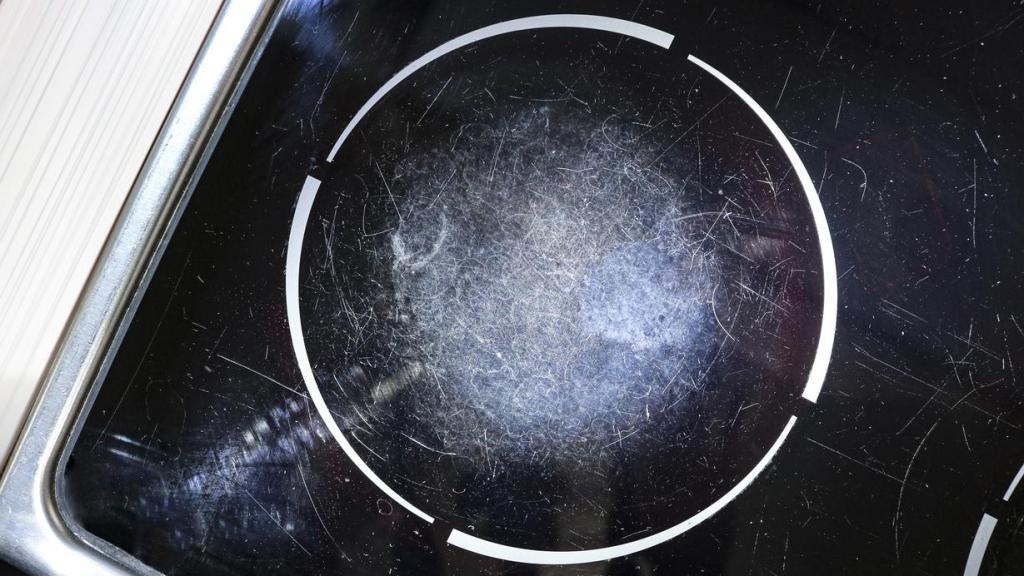 Detalle de una vitrocerámica con arañazos visibles en la superficie.