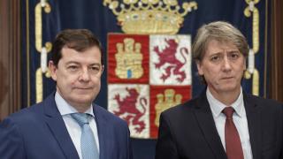 El presidente de la Junta, Alfonso Fernández Mañueco, y el secretario general del PSOE de Castilla y León, Carlos Martínez, durante su reunión de este viernes
