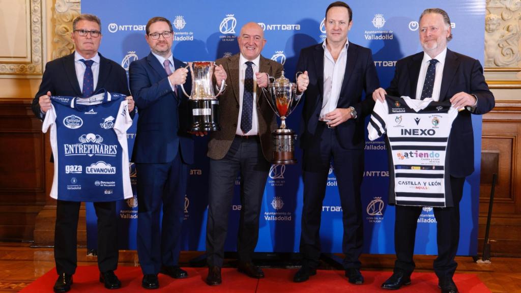 El presidente del VRAC Quesos Entrepinares, Jorge Calleja; Victor López-Barrantes, director general de NTT Data España; el alcalde de Valladolid, Jesús Julio Carnero; el presidente de la Federación Española de Rugby, Juan Carlos Martín Sánchez y Rian Butcher, el presidente del Club de Rugby El Salvador, presentan la final de la Copa del Rey