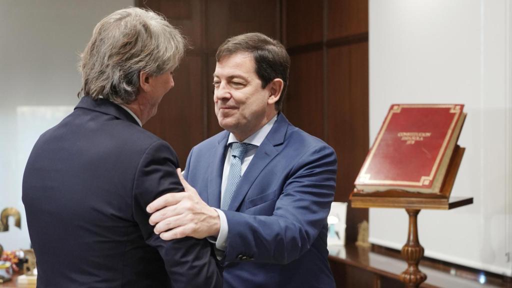 El secretario general del PSOE CyL, Carlos Martínez, y el presidente de la Junta, Alfonso Fernández Mañueco, durante su reunión de este viernes