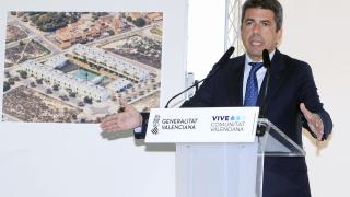 El presidente de la Generalitat Valenciana, Carlos Mazón, visita las obras de construcción de viviendas de alquiler asequible del Plan Vive en Alicante. Efe / Morell