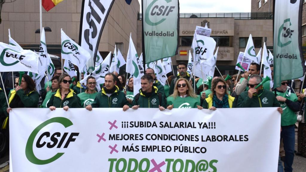 Concentración de los empleados públicos frente a la subdelegación del Gobierno en Valladolid