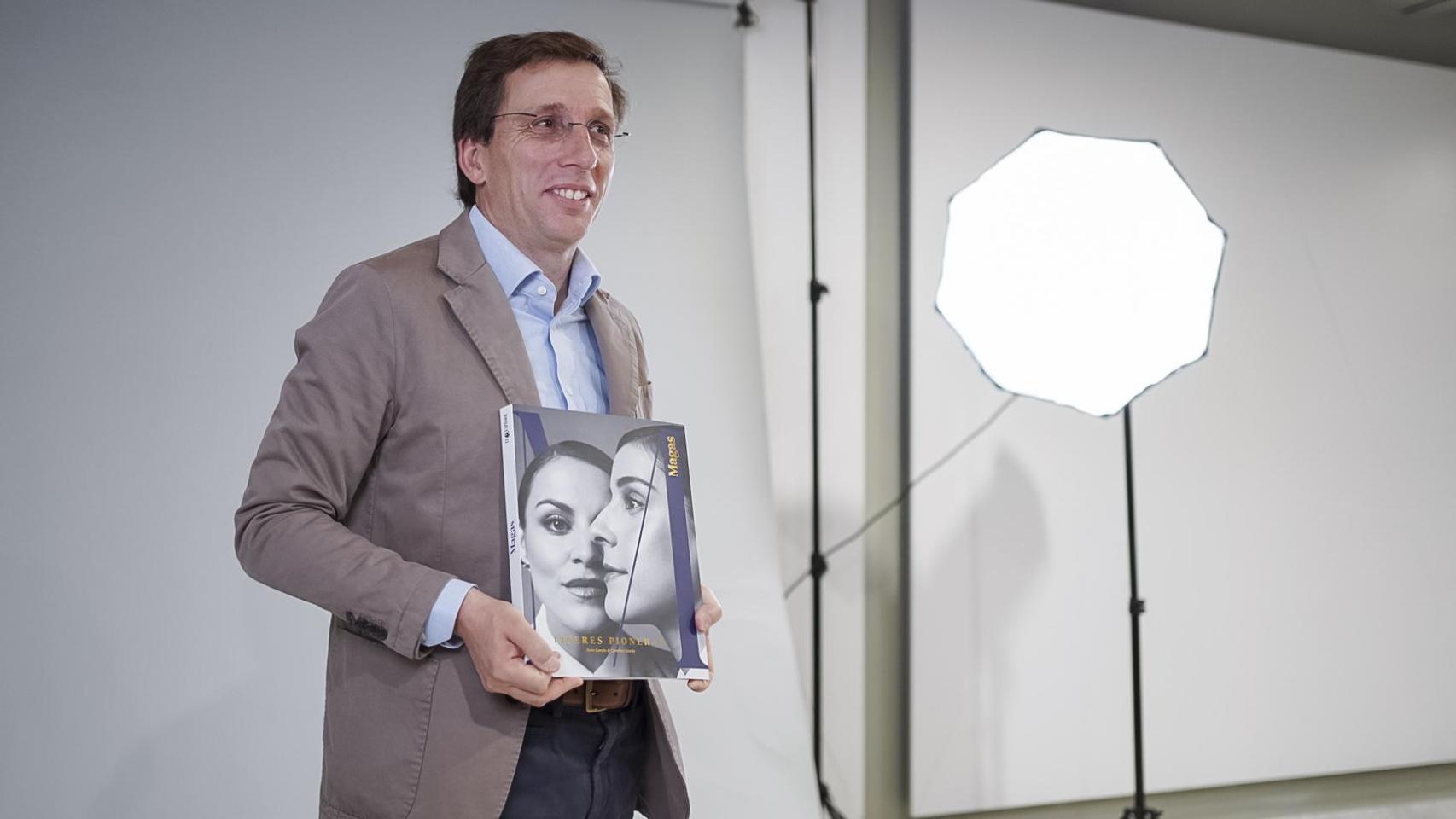 José Luis Martínez-Almeida, alcalde de Madrid, posa con el primer 'Bookazine' de Magas; en la quinta jornada del Wake Up, Spain 2025!