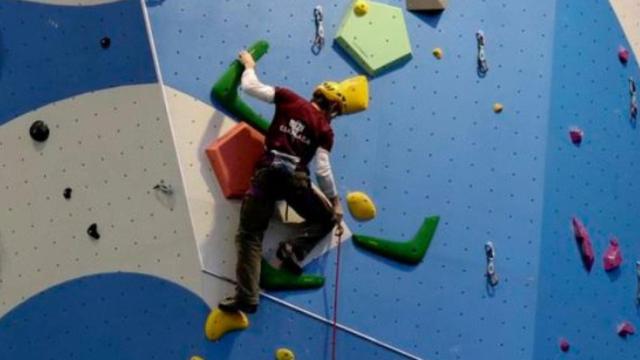 Escaladores en el rocódromo