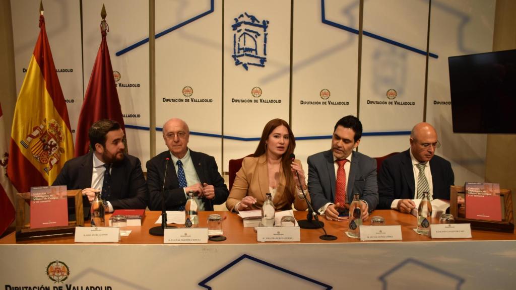 El alcalde de Villalón de Campos, José Ángel Alonso; el historiador Pascual Martínez; la diputada de Educación y Cultura, Yolanda Burgoa; el historiador Víctor Muñoz; y el subdelegado del Gobierno en Valladolid, Jacinto Canales