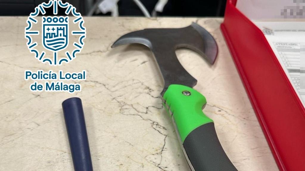 Armas intervenidas al presunto agresor de una mujer en Málaga.