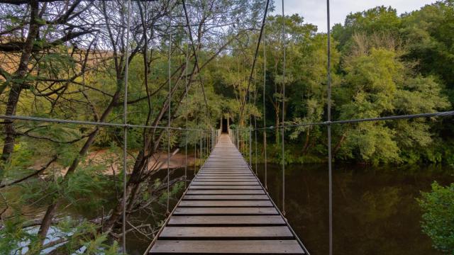 Puente colgante de Soutomaior (Pontevedra) sobre el río Verdugo