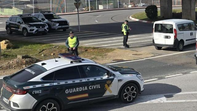 Agentes de la Guardia Civil junto al vehículo averiado