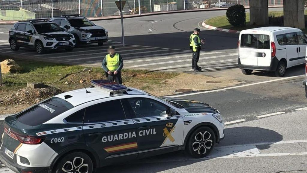 Agentes de la Guardia Civil junto al vehículo averiado