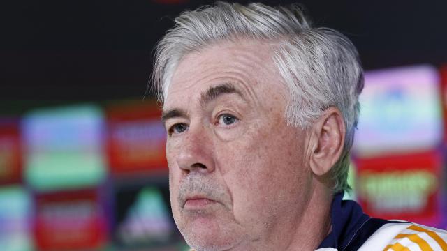 Carlo Ancelotti atiende a los medios en rueda de prensa.