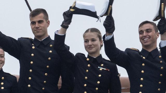 La Princesa y sus compañeros saludan al llegar a puerto.