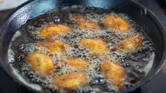 Pollo frito en una sartén.