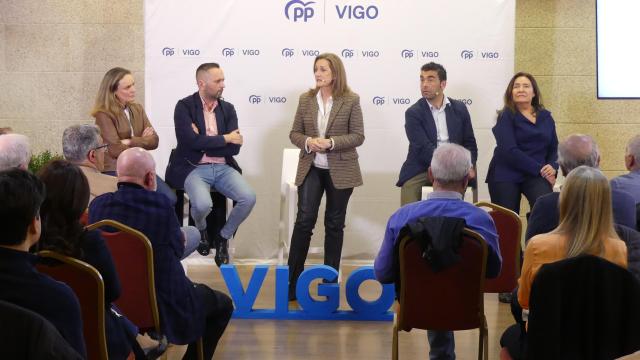 La presidenta del PP de Vigo junto a su renovado órgano directivo