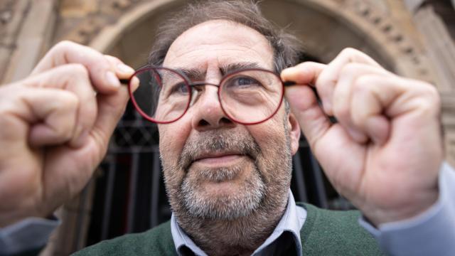La córnea del ojo izquierdo de Gustavo tiene 138 años.