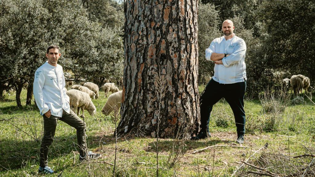 Los chefs Víctor Infante (izquierda) y Saúl González (derecha) en los alrededores de su nuevo restaurante Ancestral.