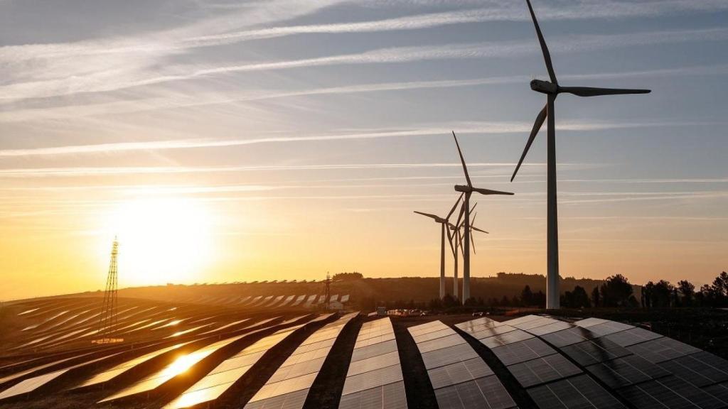 Un parque de energía solar fotovoltaica y eólica.