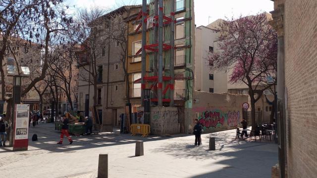 Un solar abandonado en el barrio de La Madalena, en Zaragoza.