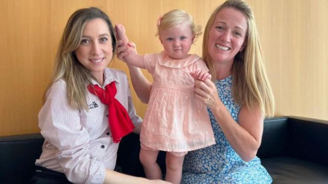 Victoria, con su pequeña, Harriet, concebida en una clínica de fertilidad privada, junto con la asistente de pacientes del Instituto Bernabéu.