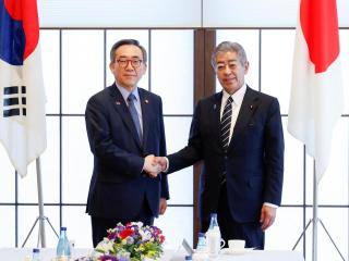 Los cancilleres de Corea del Sur y Japón posan tras una reunión trilateral en Tokio, en marzo.