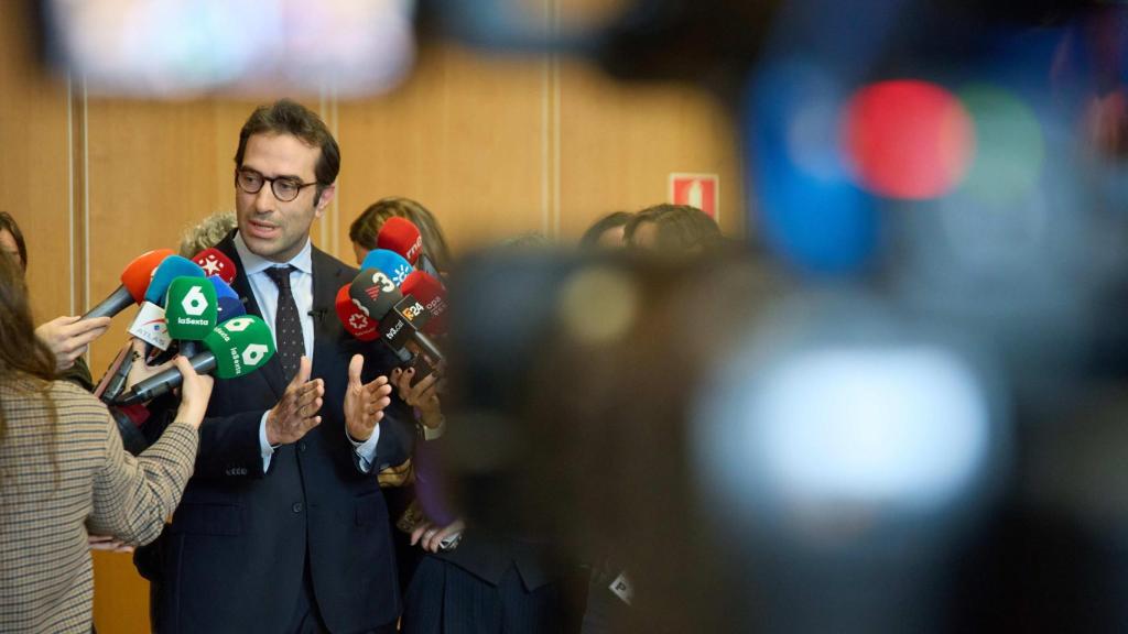 El ministro de Economía, Comercio y Empresa, Carlos Cuerpo, atiende a los medios de comunicación en el Ministerio de Economía.