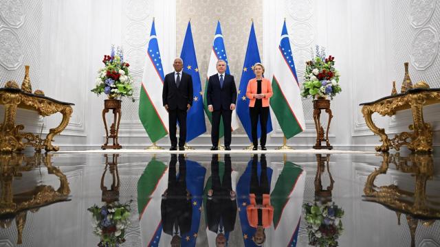 El presidente de Uzbekistán, Shavkat Mirziyoyev, ayer, con los presidentes del Consejo y la Comisión en la cumbre Asia Central-UE en Samarcanda.