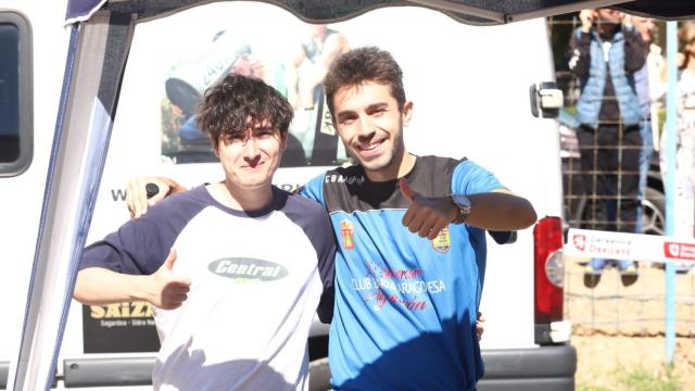 Omar y Andrés, grabando el deporte de barra aragonesa con la camiseta del club de Aguarón.