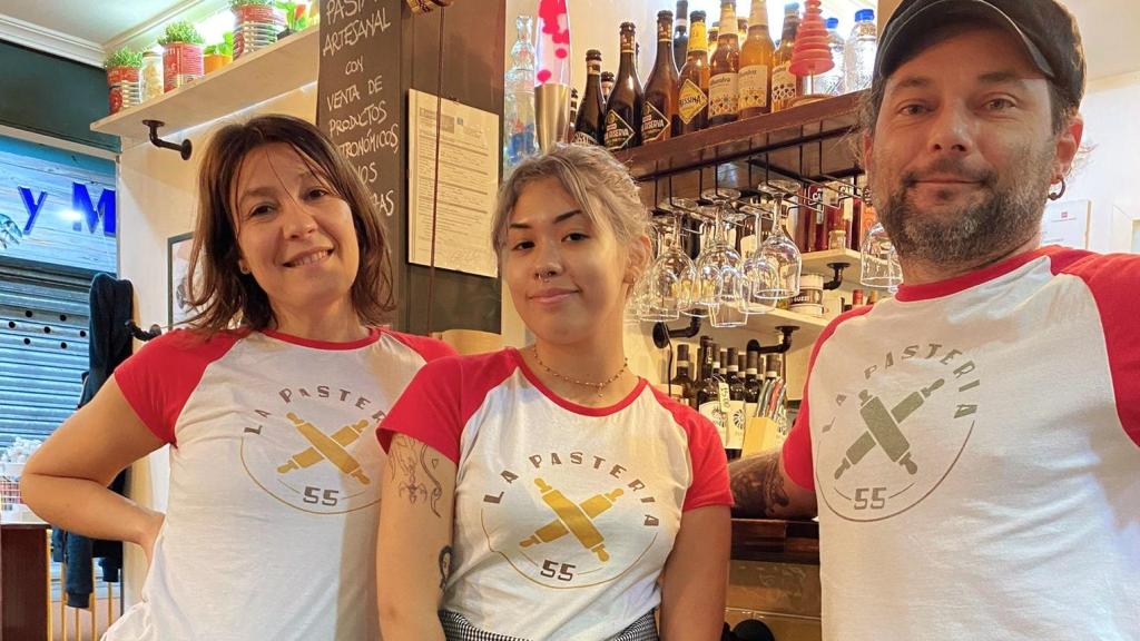 Los italianos Giorgia (izquierda) y Carlo, junto a su empleada, en La Pasteria 55, su puesto del mercado de Guillermo de Osma.