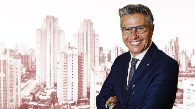 José Domingo Monforte sobre una vista de los rascacielos de Benidorm.