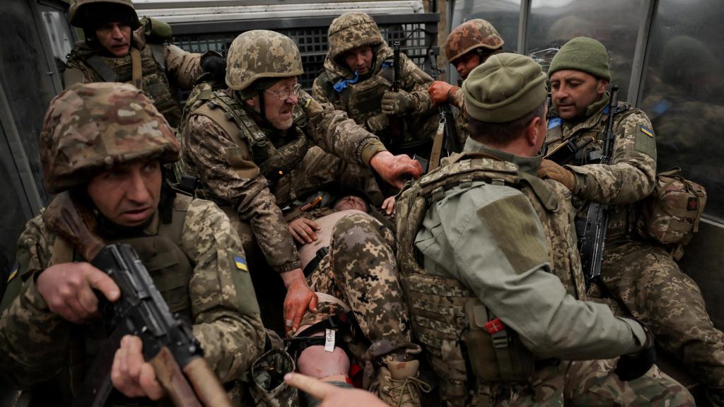 Militares de la 24ª Brigada Mecanizada que lleva el nombre del Rey Danilo de las Fuerzas Armadas de Ucrania asisten a un entrenamiento, en medio del ataque de Rusia a Ucrania, en un lugar no revelado del este de Ucrania el 29 de marzo de 2025.