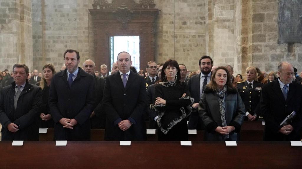 El consejero de la Presidencia, Luis Miguel González Gago, el ministro de Transportes y Movilidad Sostenible, Óscar Puente, el vicepresidente de la Diputación de Valladolid, Víctor Alonso, la ministra de Igualdad, Ana Redondo, la consejera de Agricultura, Ganadería y Desarrollo Rural, María González Corral, y el exalcalde de Valladolid Javier León de la Riva durante el pregón de la Semana Santa de Valladolid