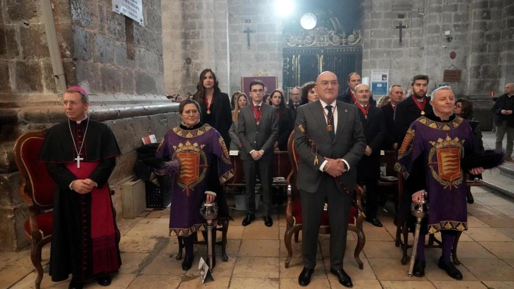 El alcalde de Valladolid, Jesús Julio Carnero, y varios miembros de su equipo de Gobierno y de la Corporación Municipal a sus espaldas