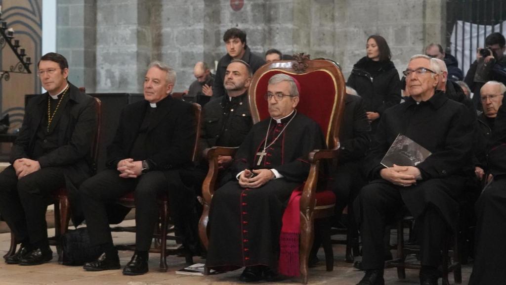 El arzobispo de Valladolid Jesús Argüello junto a otras autoridades eclesiásticas en el pregón de la Semana Santa de Valladolid