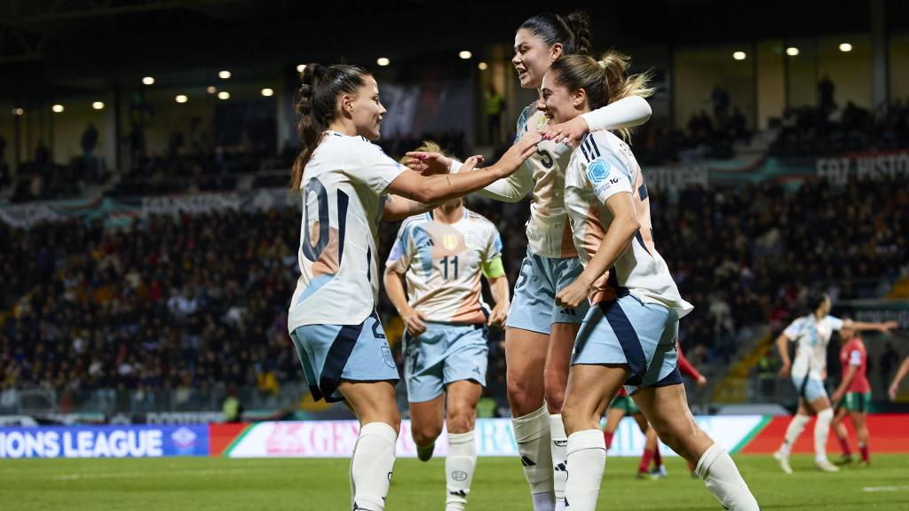 Las jugadoras de la selección española femenina celebran el gol de Claudia Pina.