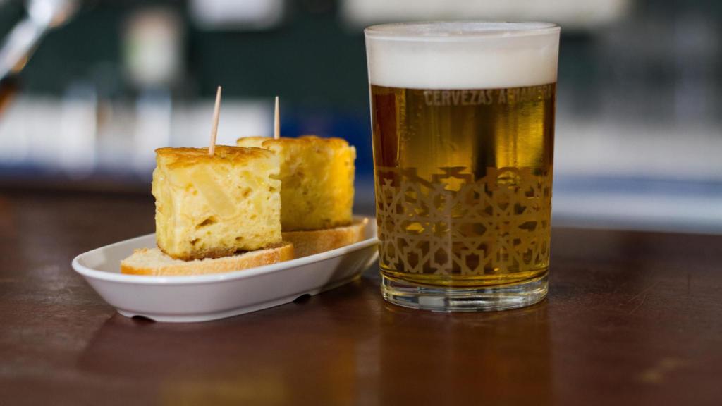 Unos pinchos de tortilla con una cerveza.