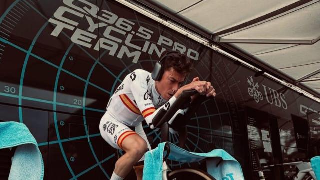 David de la Cruz, español del Q36.5 y campeón de España contrarreloj, en el rodillo.