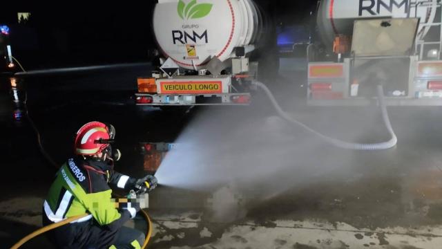 Detienen un camión cisterna con una fuga de mercancías peligrosas en plena madrugada en la A-6