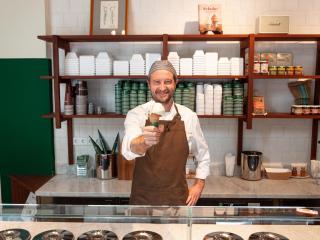 La nueva heladería del centro de Barcelona que homenajea al territorio: 24 sabores que varían con la temporada
